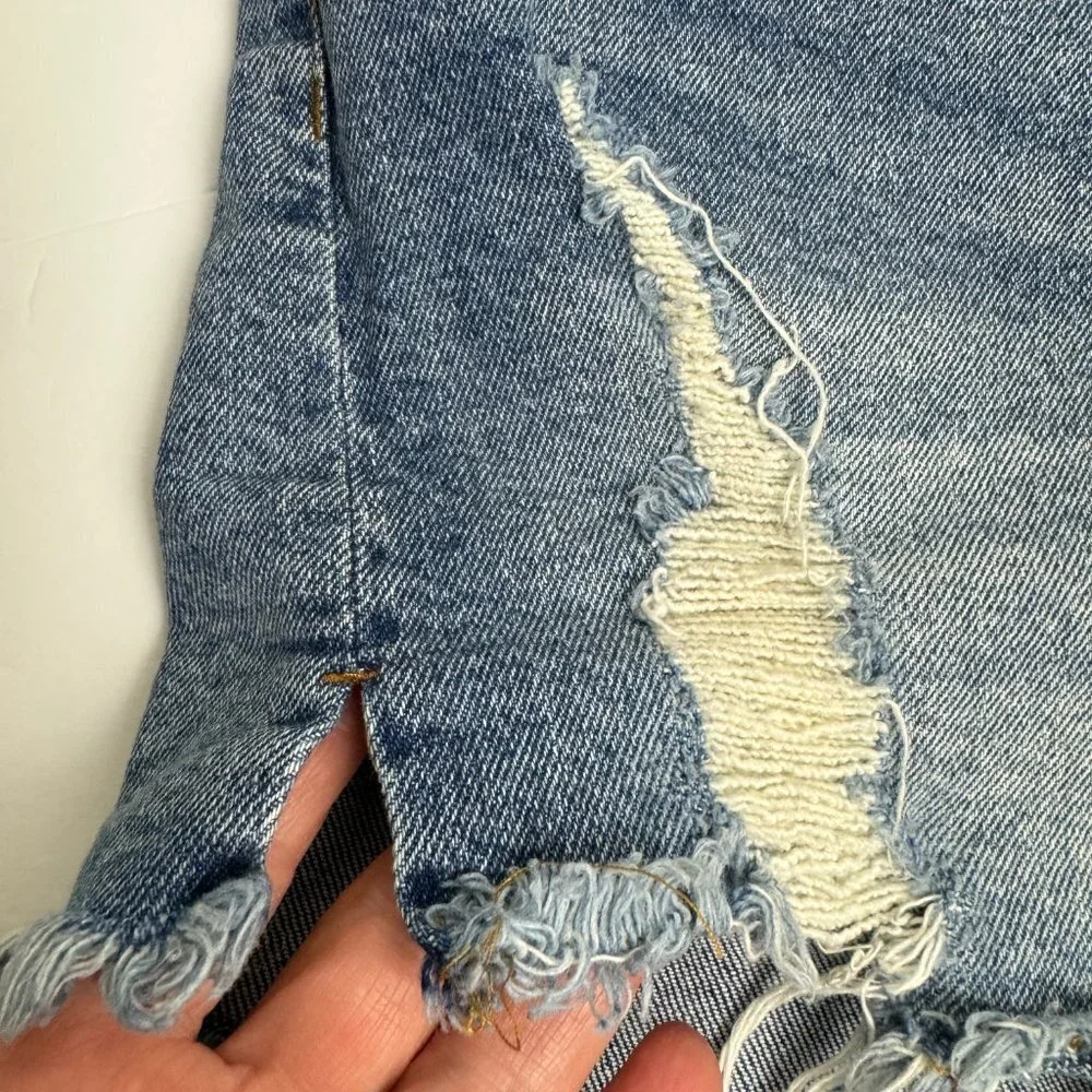 Kendall & Kylie The Iconic Short Distressed Medium Wash Sz.  9 / 29